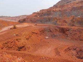 الخدمات والأدوات الفنية